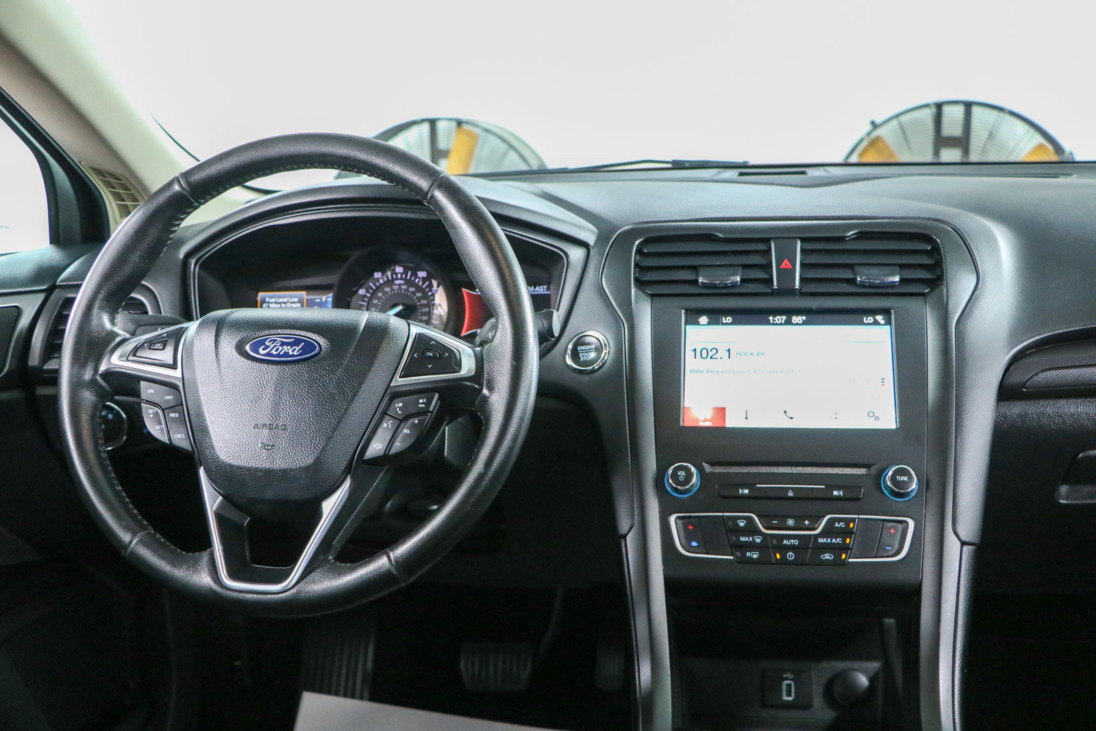 Used 2018 Ford Fusion SE w/ Equipment Group 201A FWD image 17