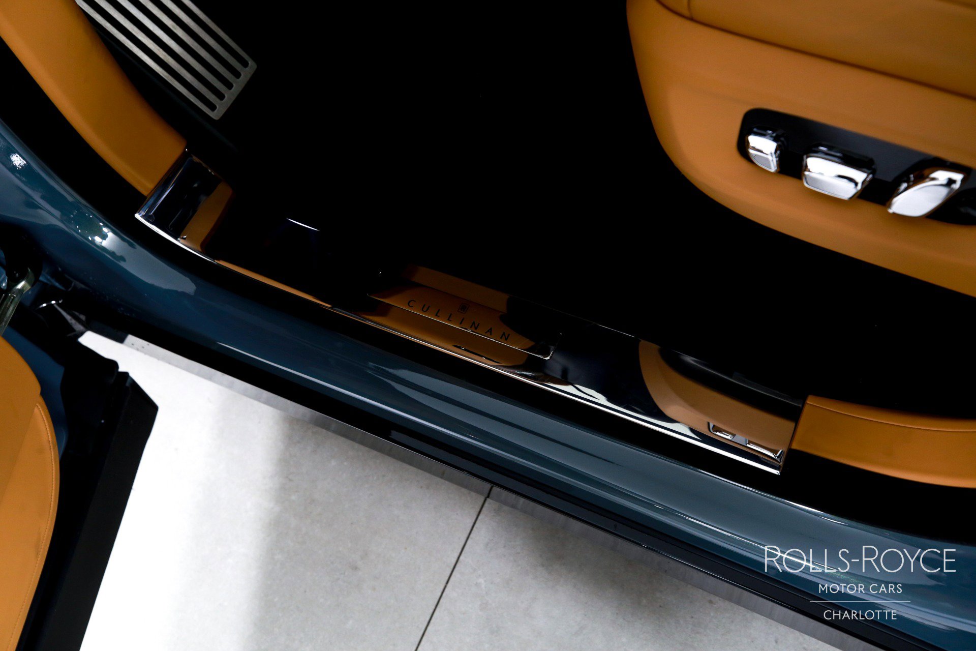 Used 2025 Rolls-Royce Cullinan image 16