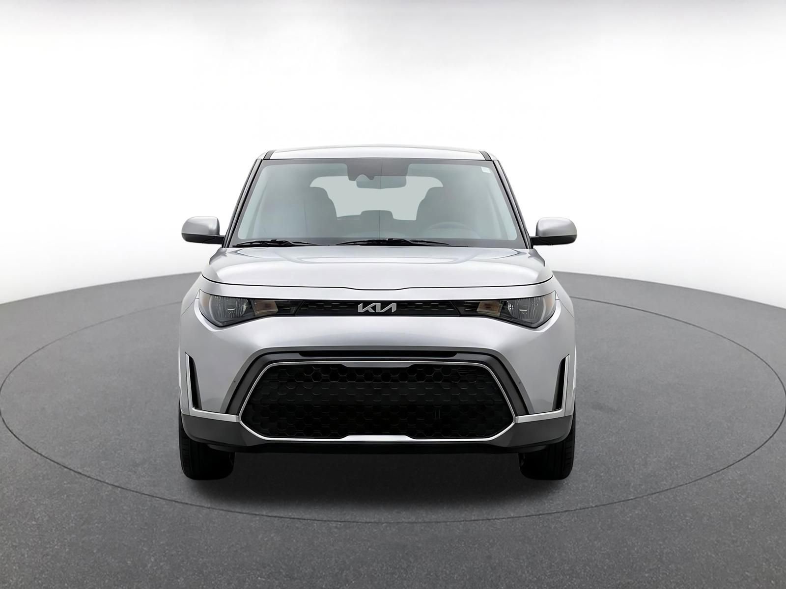 Used 2025 Kia Soul LX w/ LX Technology Package FWD image 2