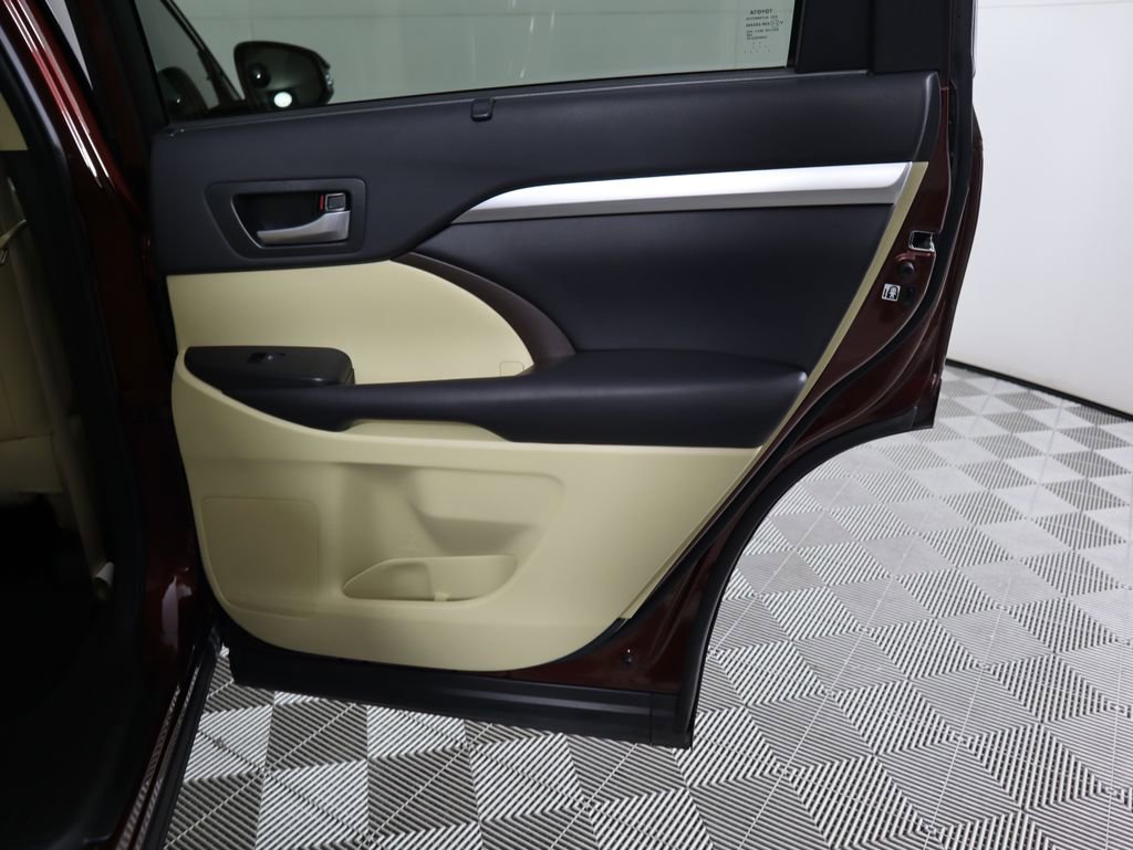 Used 2016 Toyota Highlander XLE image 28