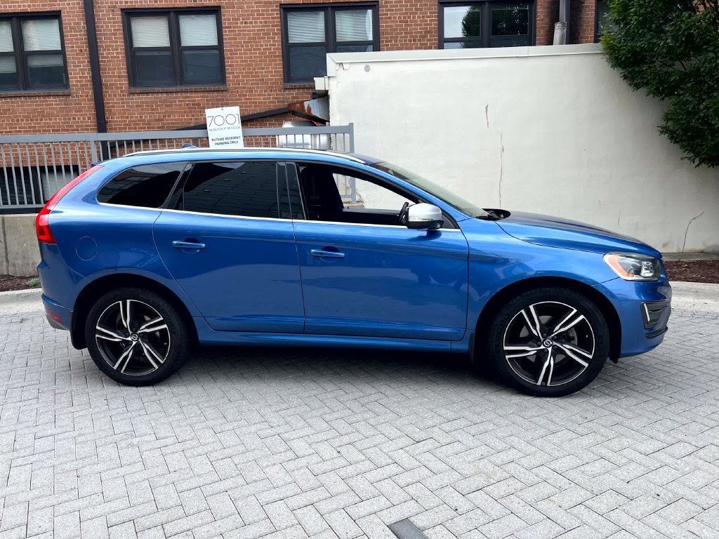 Used 2017 Volvo XC60 T6 R-Design w/ Climate Package AWD/4WD image 4