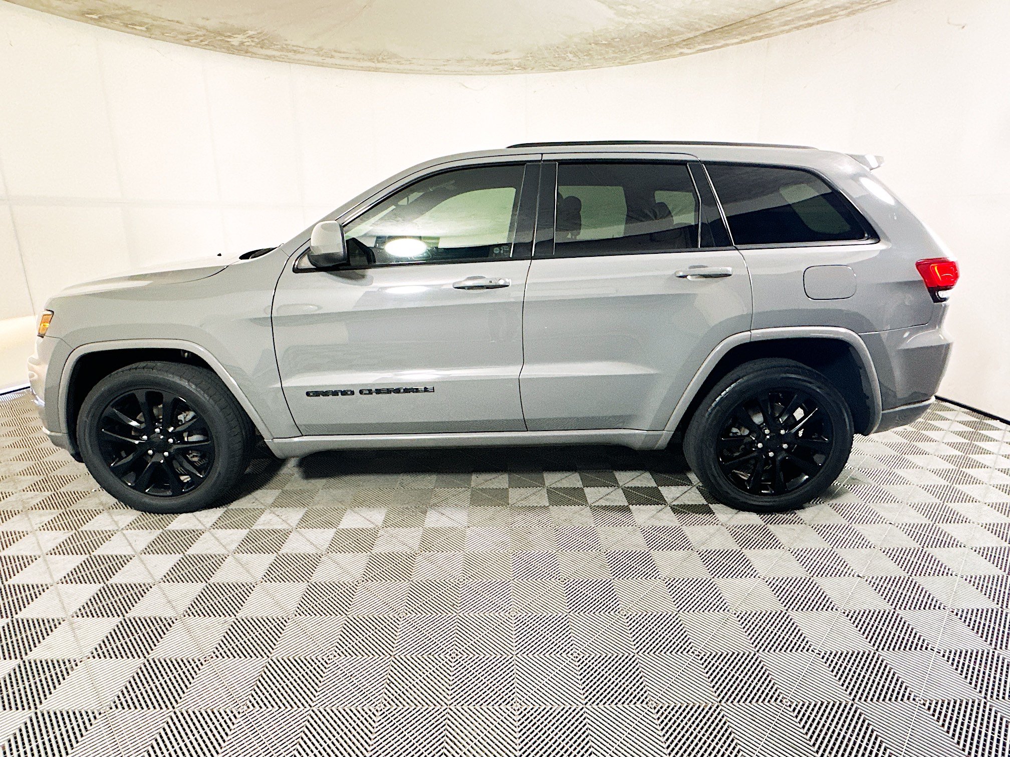 Used 2020 Jeep Grand Cherokee Altitude RWD image 6