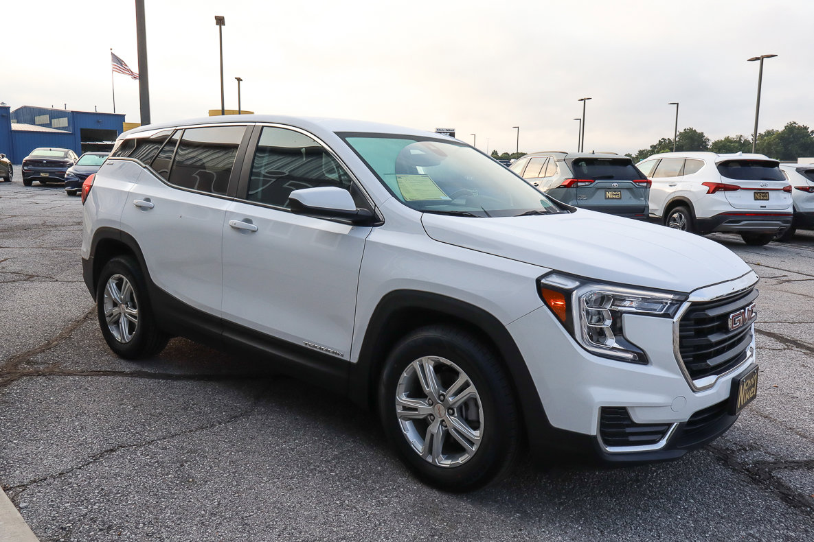 Used 2024 GMC Terrain SLE image 3