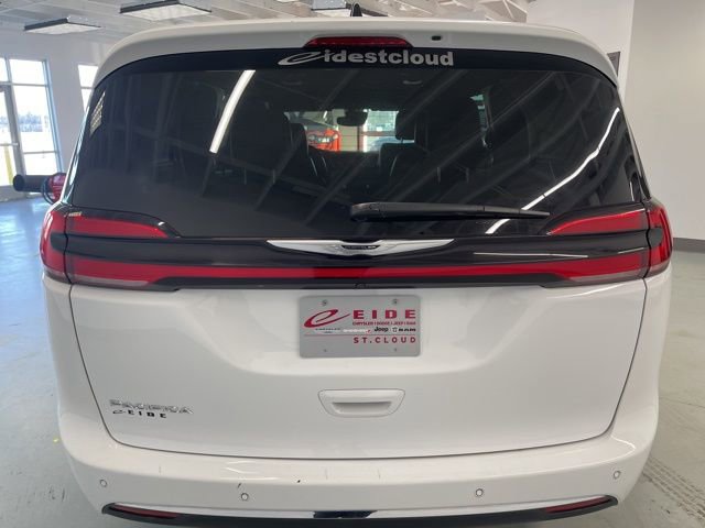 Used 2025 Chrysler Pacifica Select image 9
