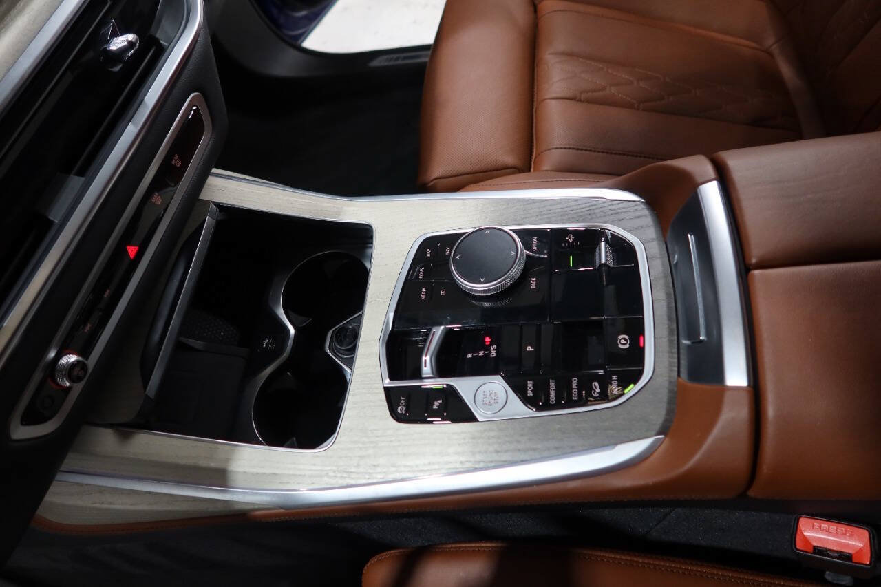 Used 2025 BMW X7 M60i AWD/4WD image 36