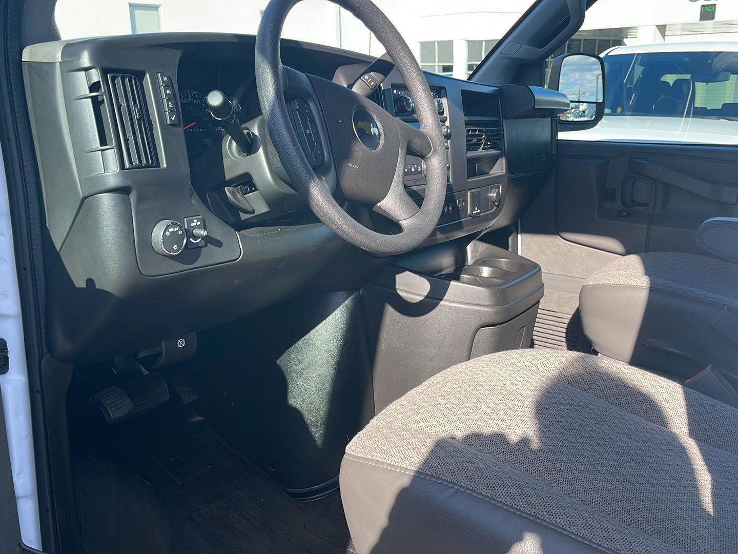 Used 2025 Chevrolet Express 3500 LT w/ LT Preferred Equipment Group RWD image 4