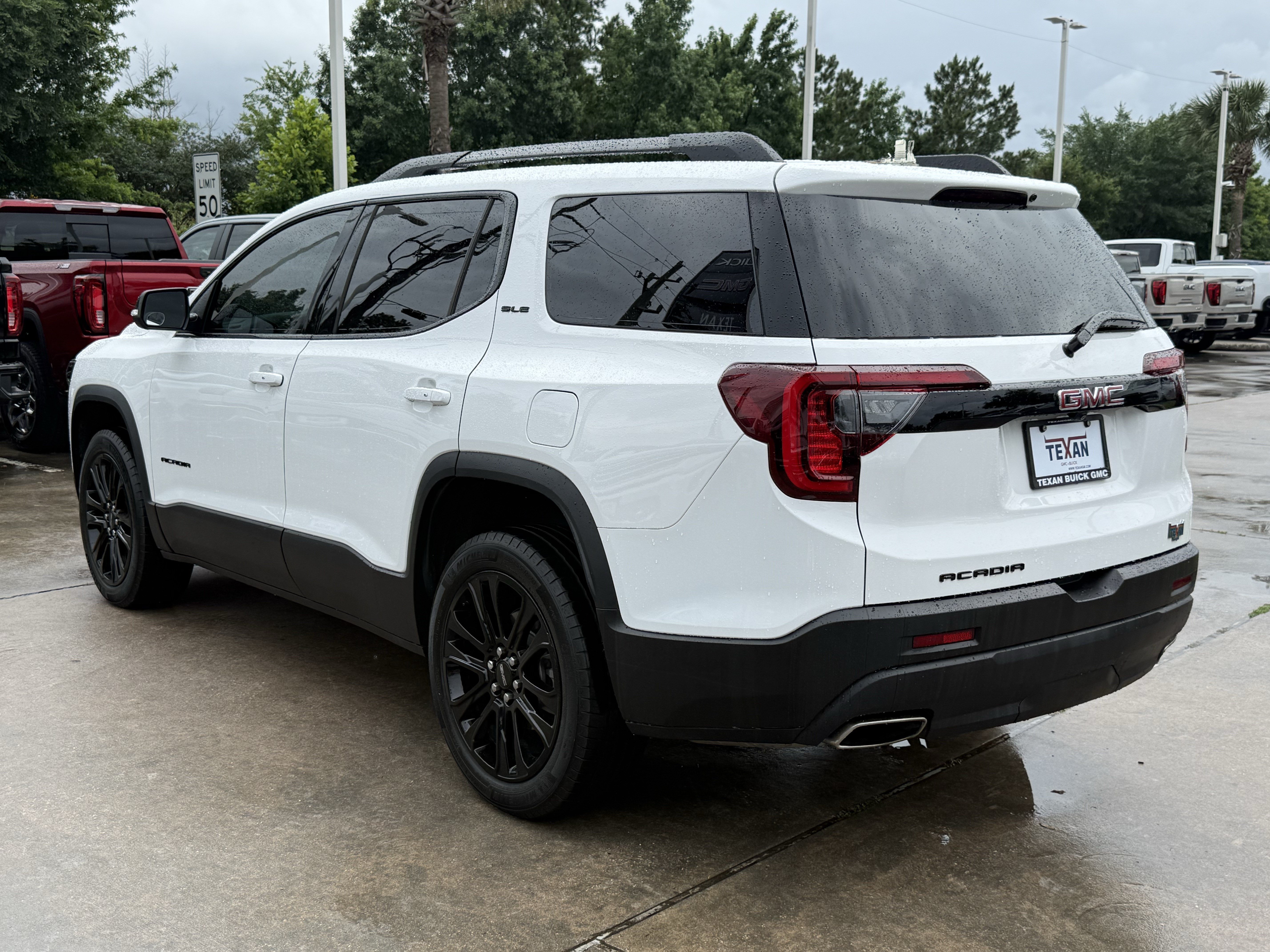 Used 2023 GMC Acadia SLE w/ Elevation Edition FWD image 7