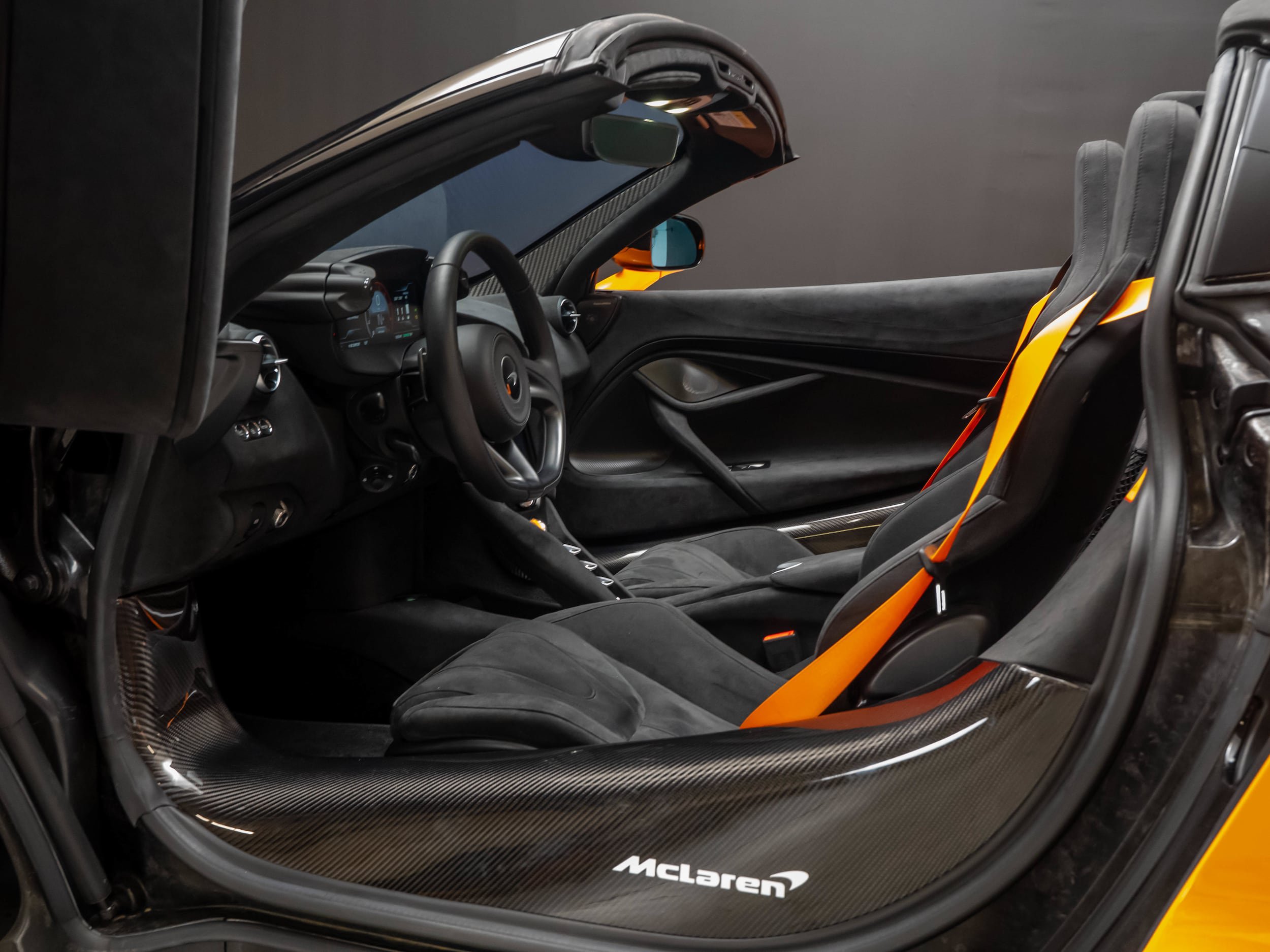 Used 2025 McLaren 750S Spider RWD image 4