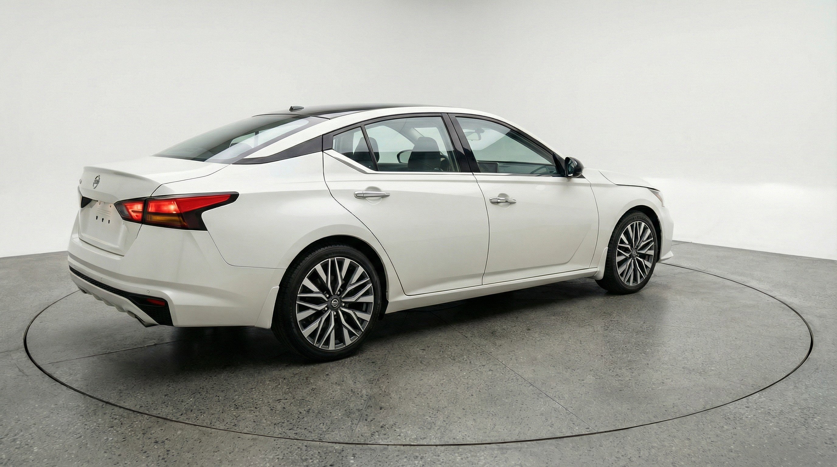 Used 2025 Nissan Altima 2.5 SV image 9