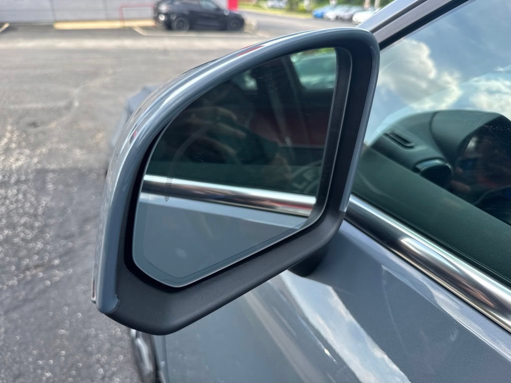 Used 2023 Volvo XC40 B5 Plus AWD/4WD image 19