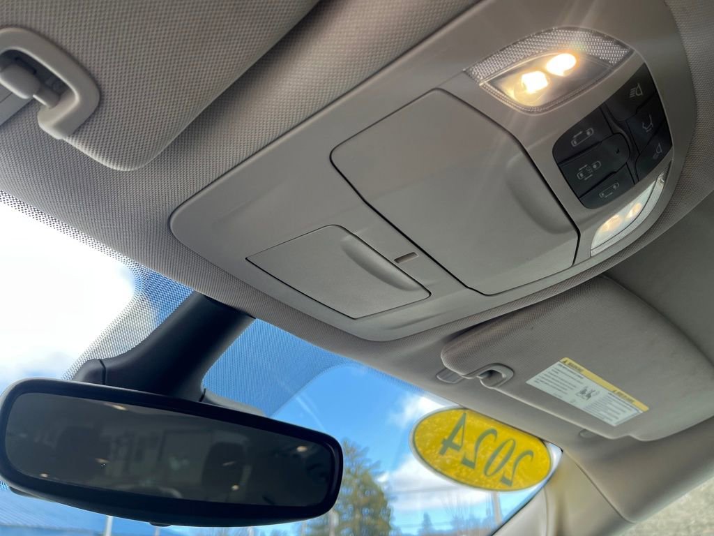 Used 2024 Chrysler Pacifica Touring-L image 23