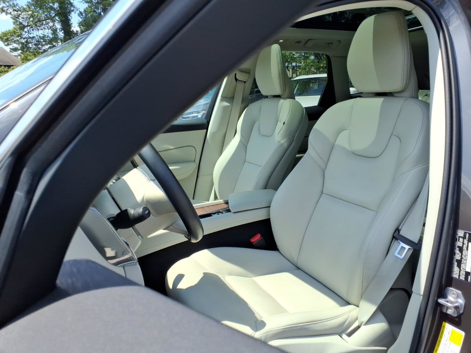 Used 2022 Volvo XC60 B5 Momentum w/ Advanced Package FWD image 2