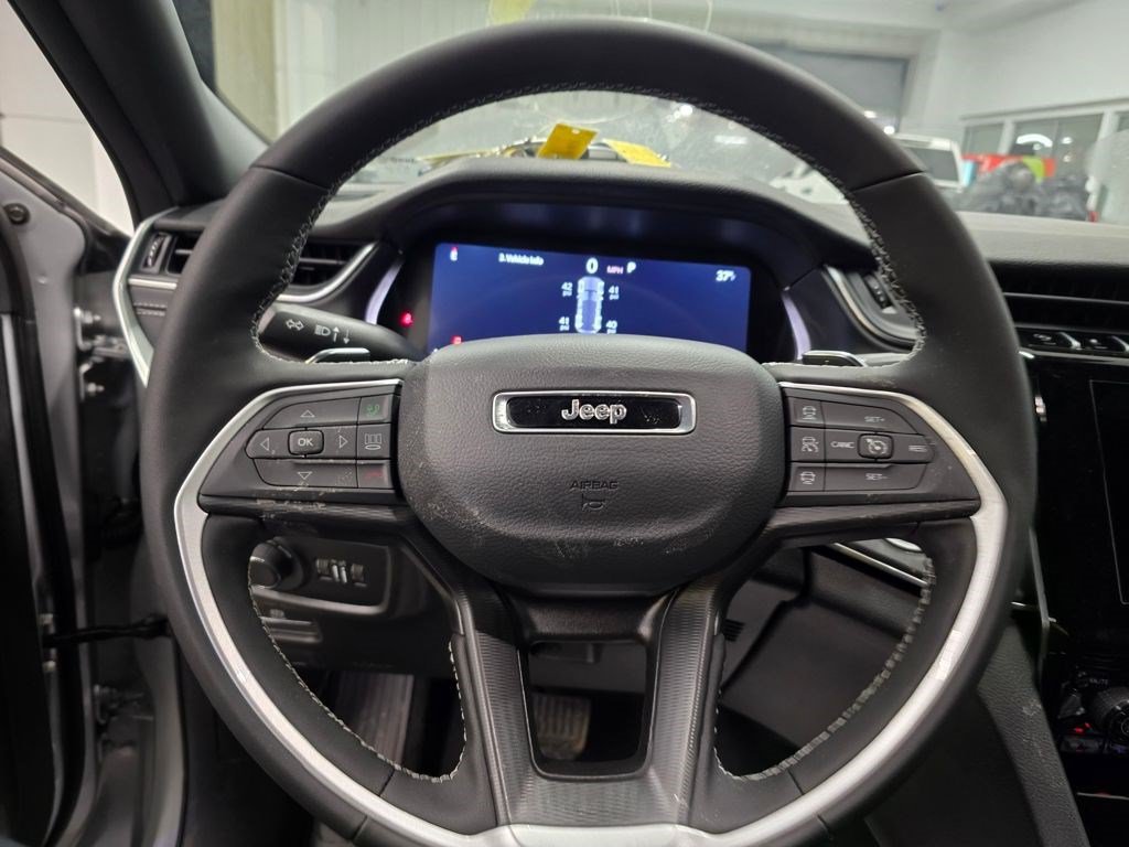 New 2025 Jeep Grand Cherokee Laredo w/ Luxury Tech Group I RWD image 16