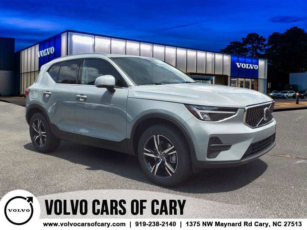 New 2025 Volvo XC40 B5 Core w/ Climate Package