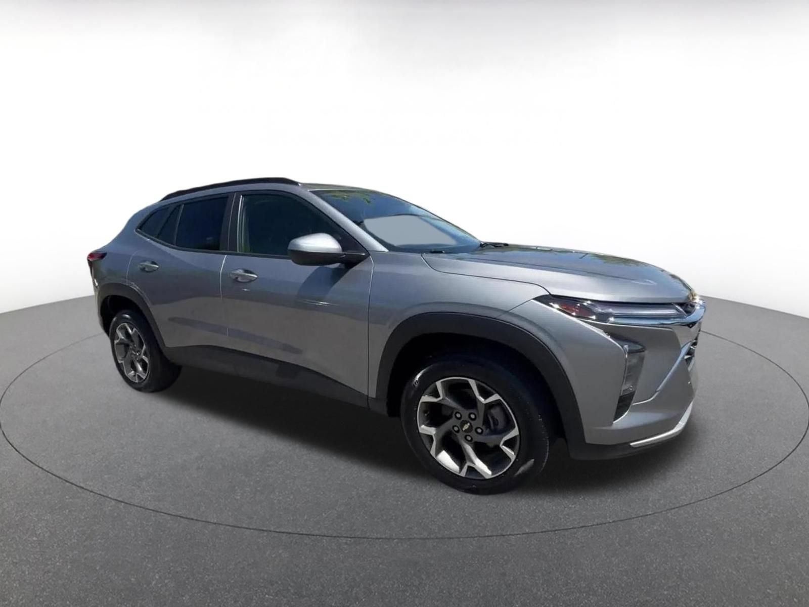 Used 2025 Chevrolet Trax LT FWD image 2