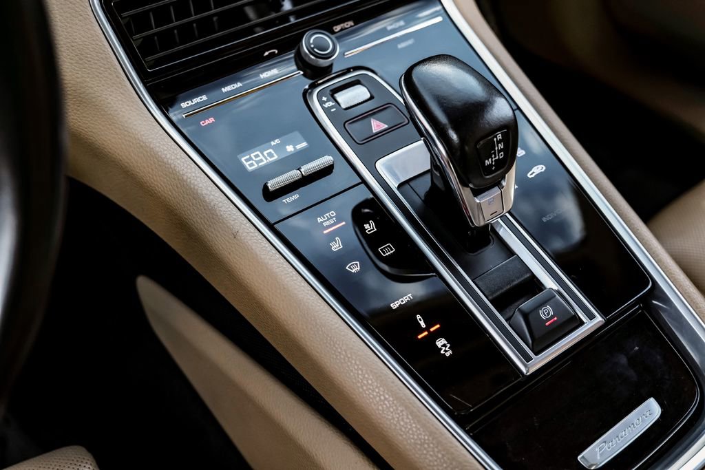 Used 2018 Porsche Panamera 4 image 24