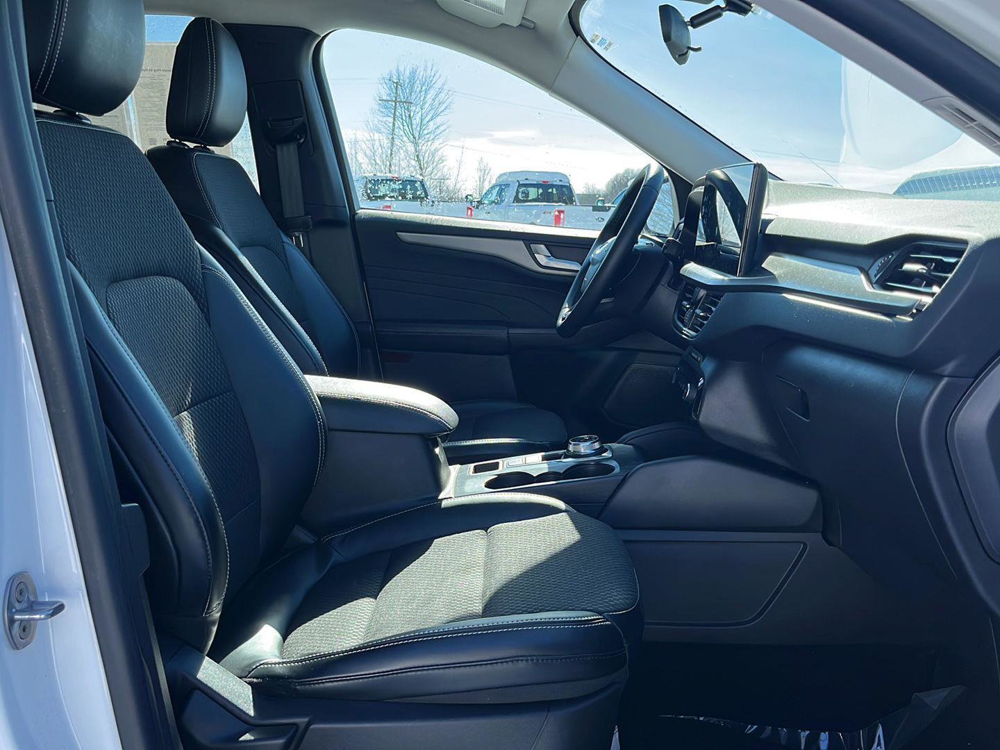 Used 2024 Ford Escape SE image 23