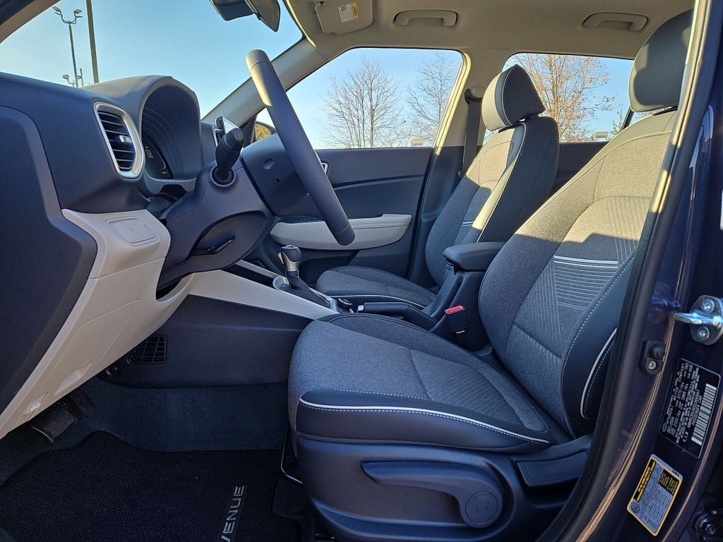 Certified 2025 Hyundai Venue Limited FWD image 17