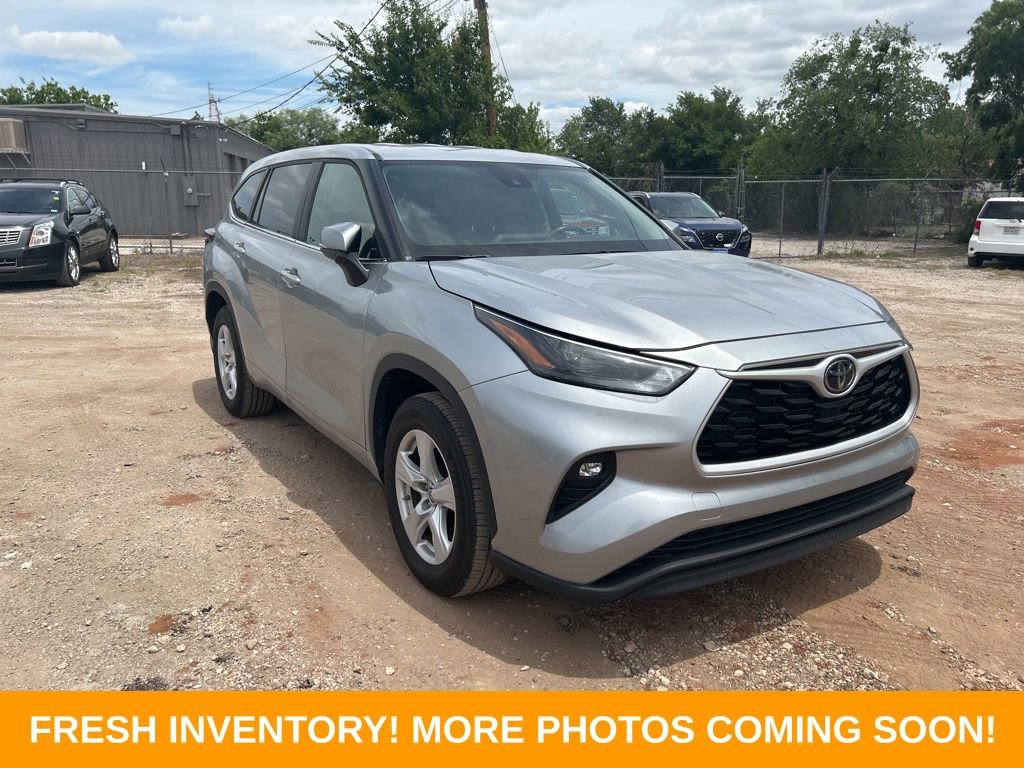 Used 2025 Toyota Highlander LE FWD video 1