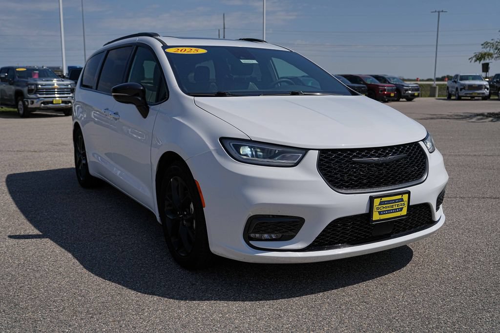 Used 2025 Chrysler Pacifica Limited FWD image 4