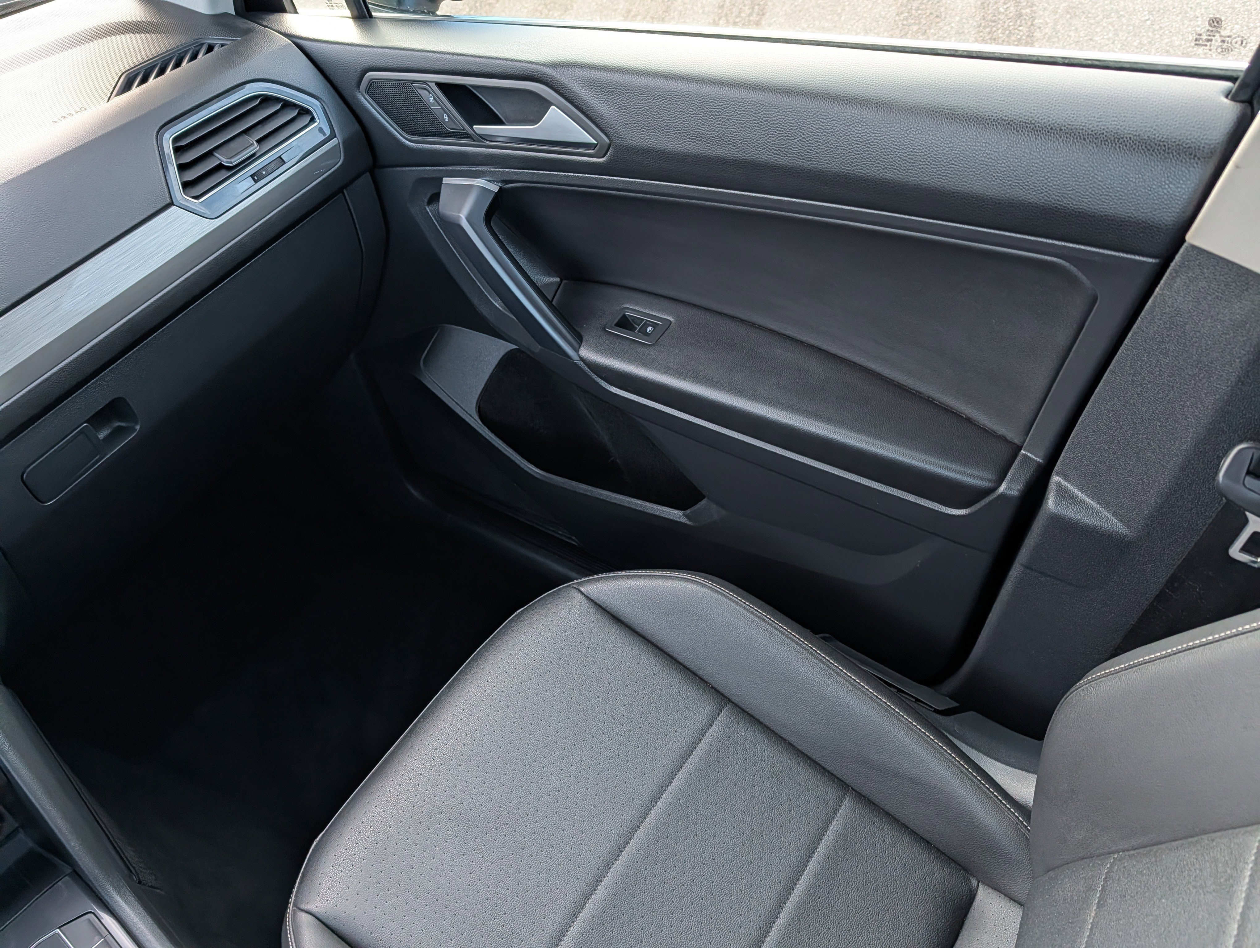 Used 2021 Volkswagen Tiguan SE image 11