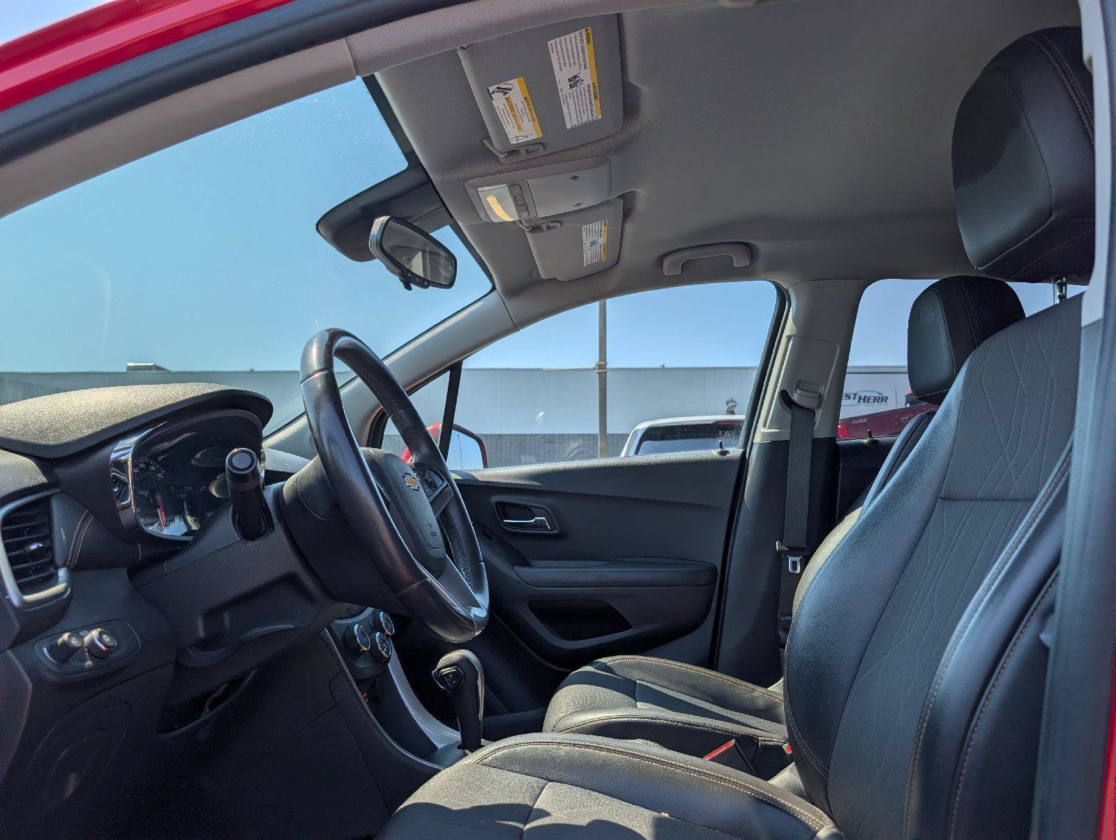 Used 2020 Chevrolet Trax LT w/ LT Convenience Package AWD/4WD image 8