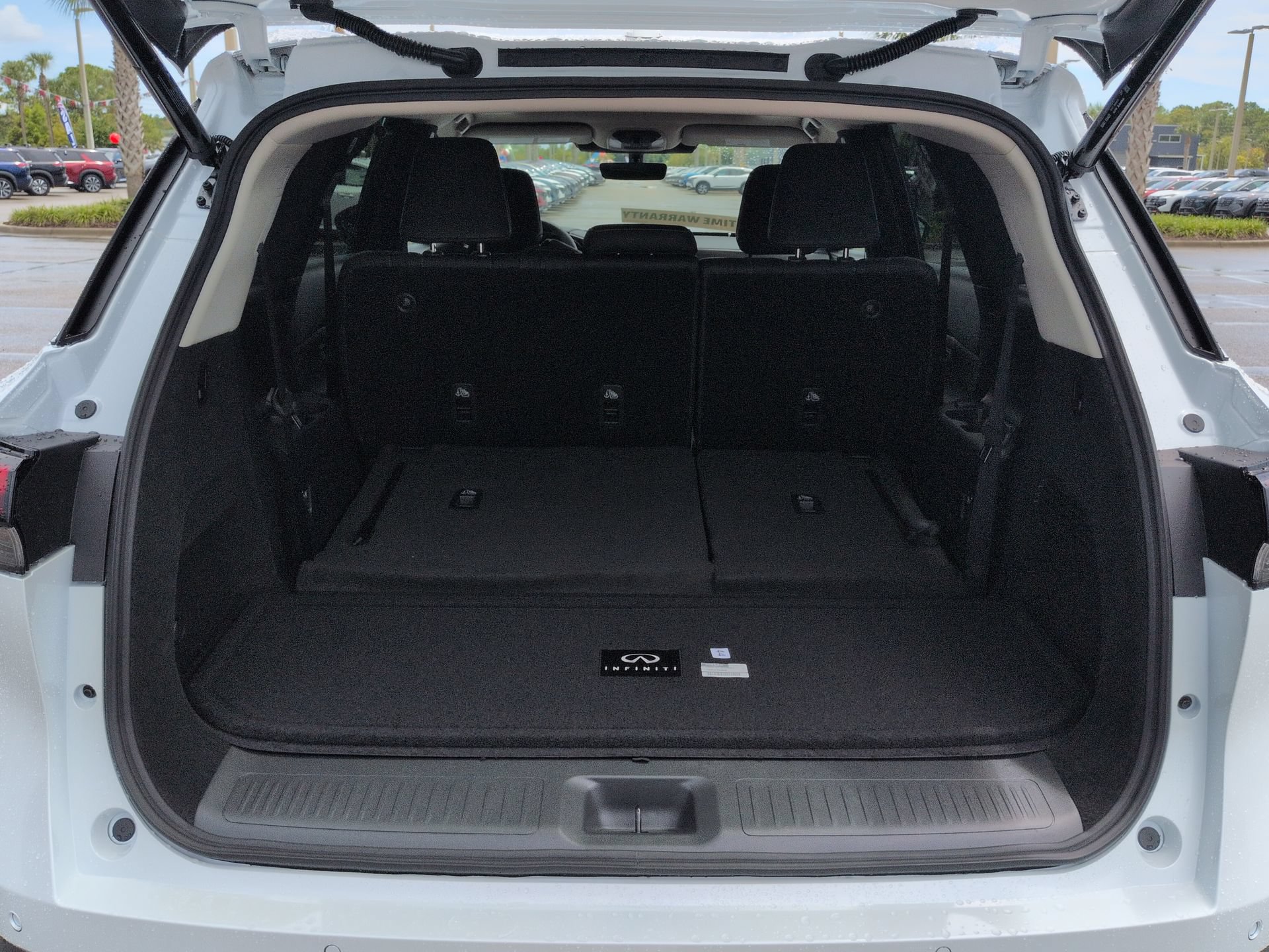 New 2027 INFINITI QX60 Luxe w/ Family Package FWD image 14