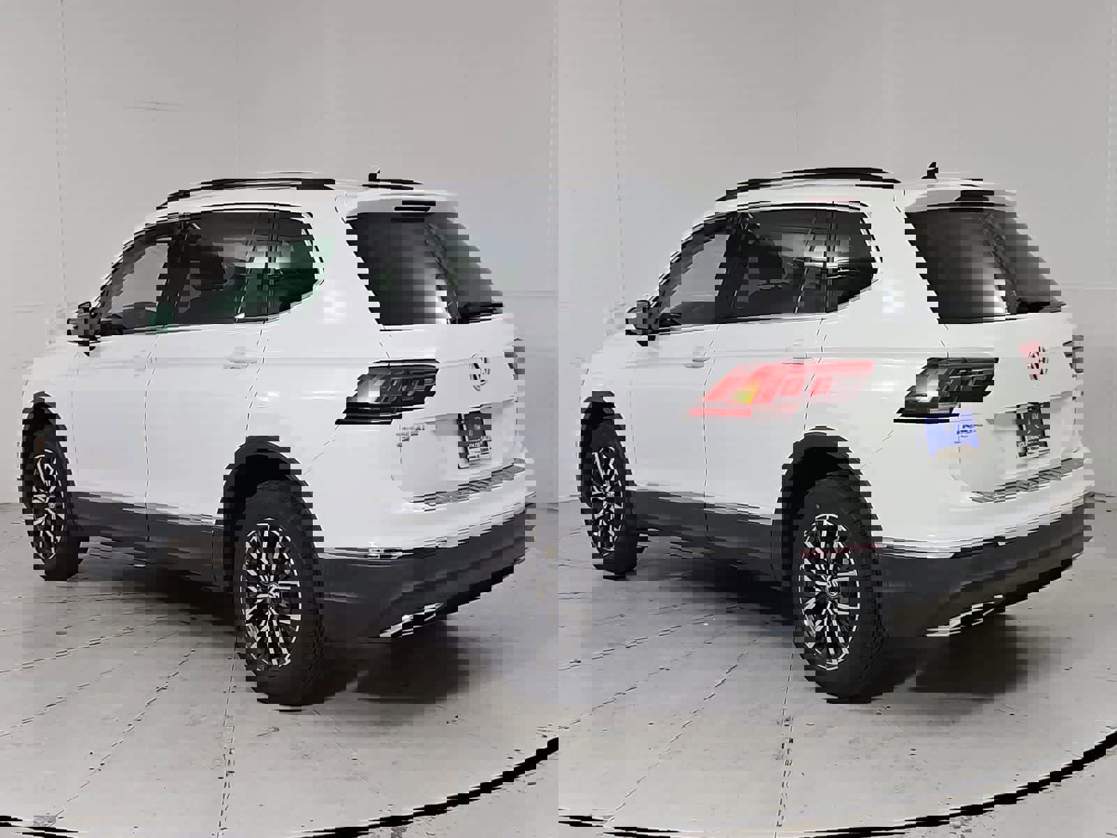 Used 2020 Volkswagen Tiguan SE w/ Panoramic Sunroof Package image 4