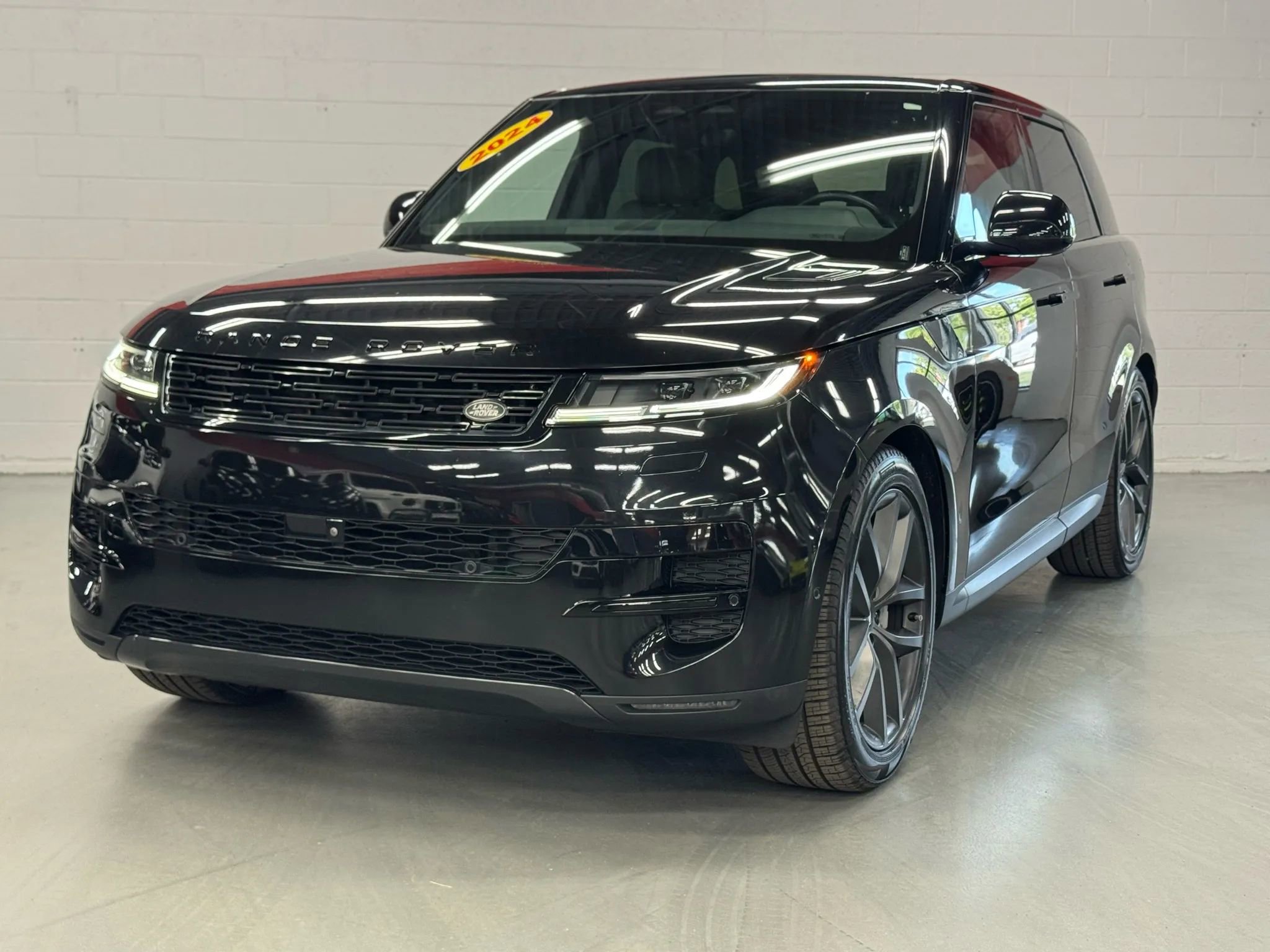 Used 2024 Land Rover Range Rover Sport SE image 1