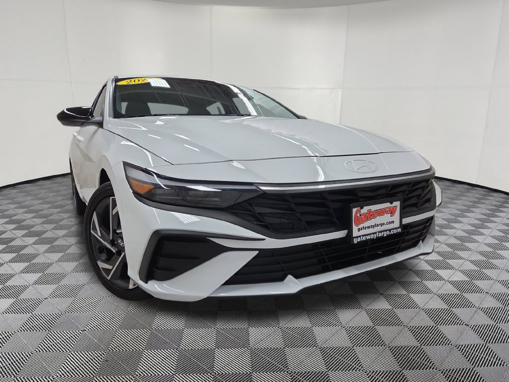 Used 2025 Hyundai Elantra SEL FWD image 2