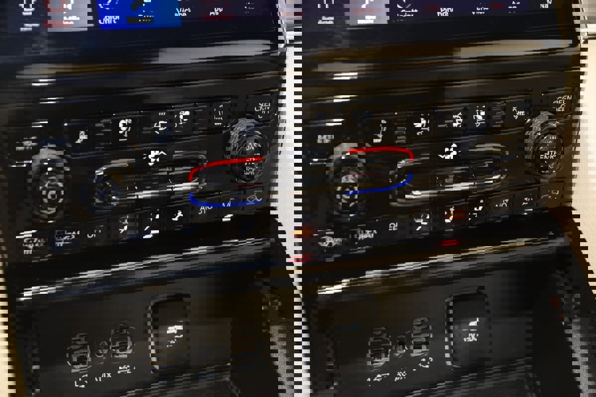 Used 2024 Jeep Grand Cherokee Limited w/ Luxury Tech Group II image 30