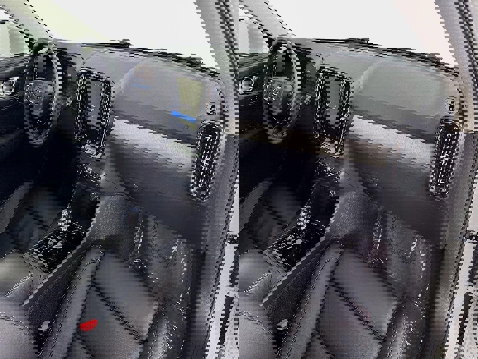 Used 2023 Volvo XC40 B4 Plus w/ Driver Assist Package image 31