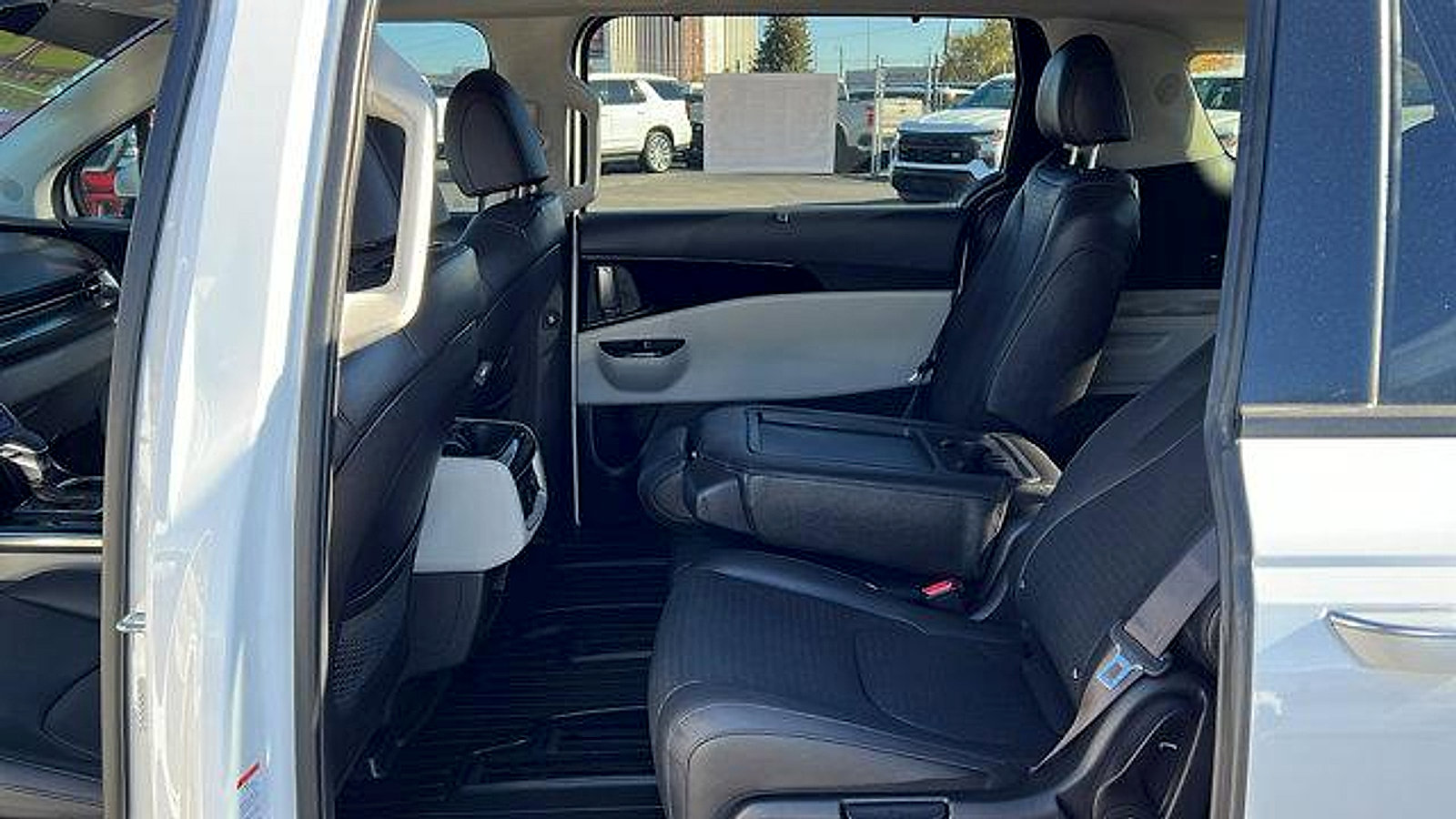 Used 2023 Kia Carnival SX Prestige image 12