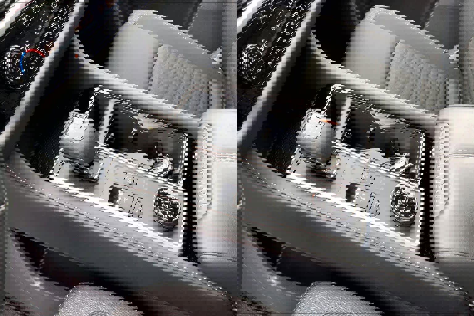 Used 2025 Nissan Pathfinder SV image 16