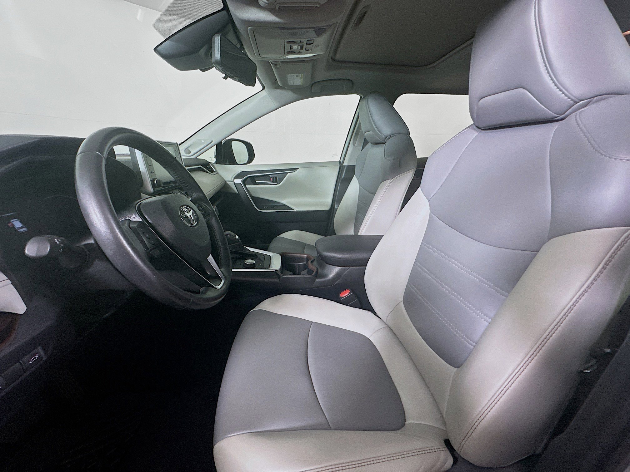 Used 2019 Toyota RAV4 Limited image 13