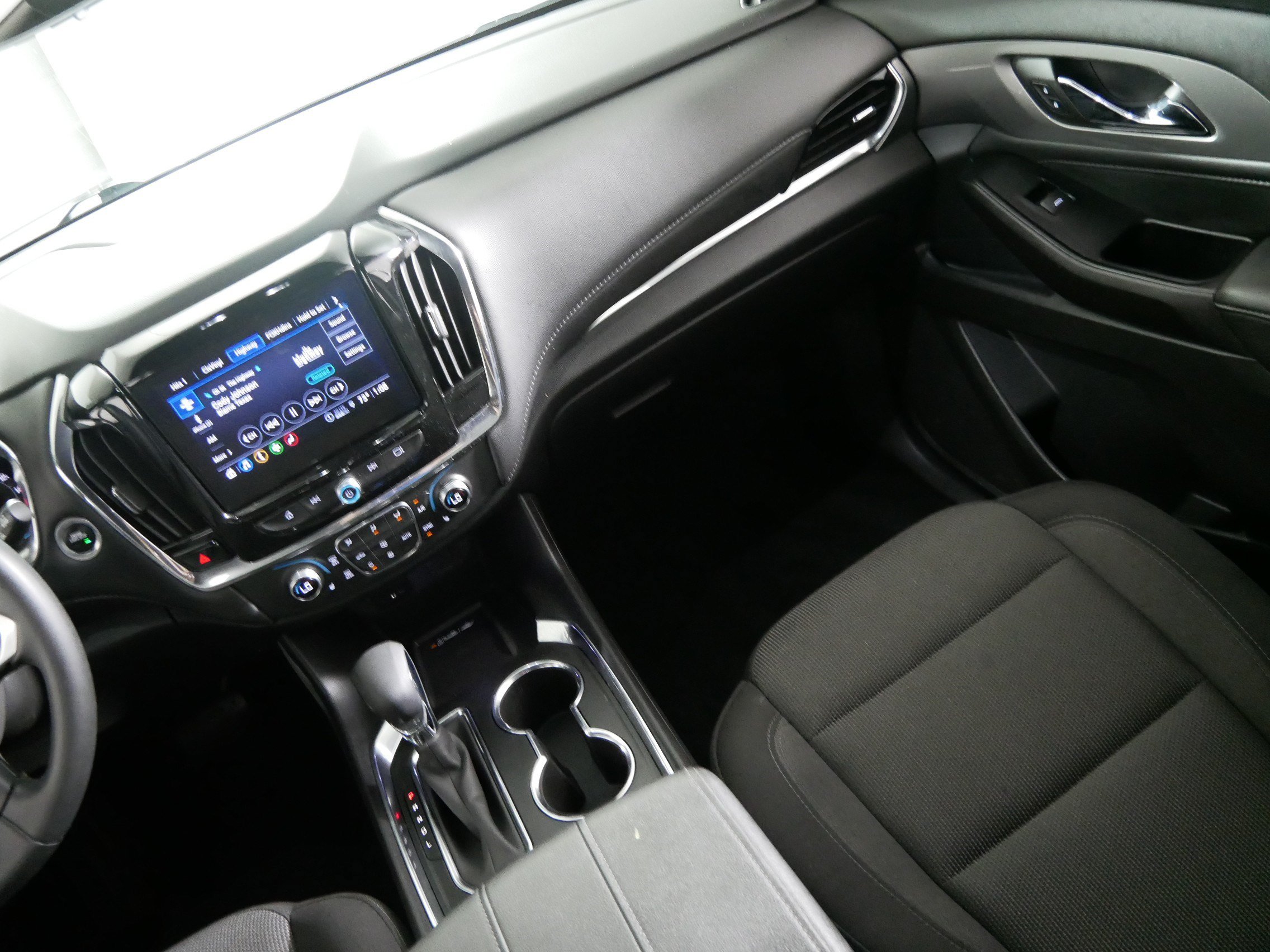 Used 2023 Chevrolet Traverse LT w/ Rear Camera Mirror Package AWD/4WD image 11