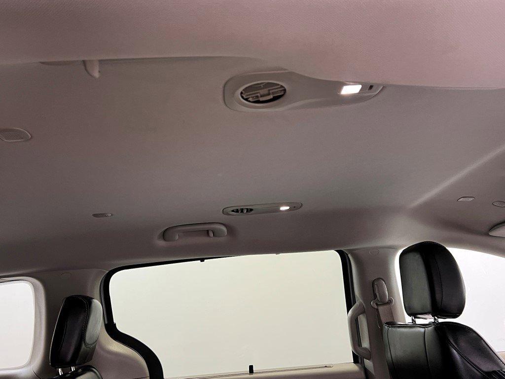 Used 2023 Chrysler Pacifica Touring-L image 18