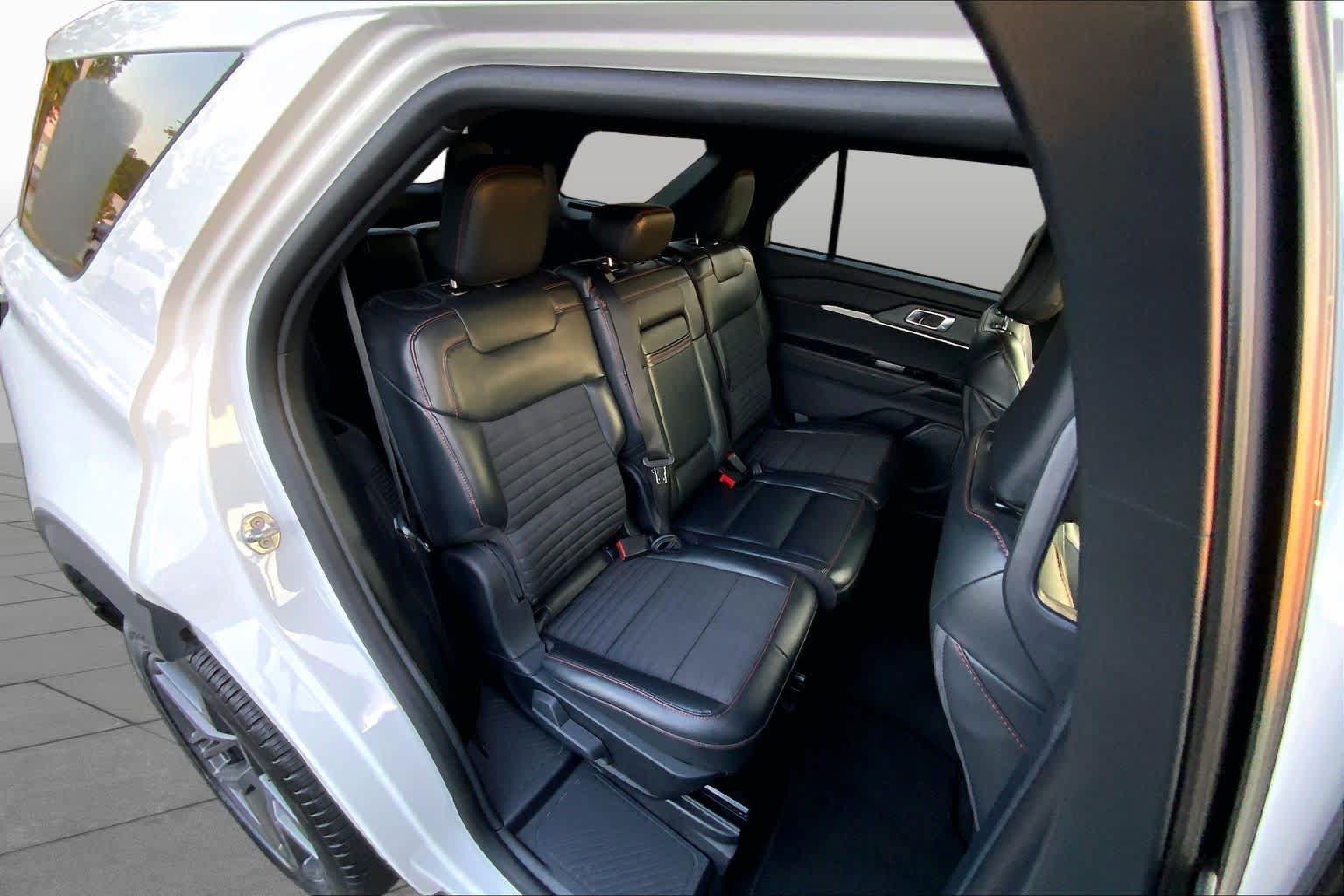 Used 2025 Ford Explorer ST-Line w/ ST-Line Street Pack AWD/4WD image 16