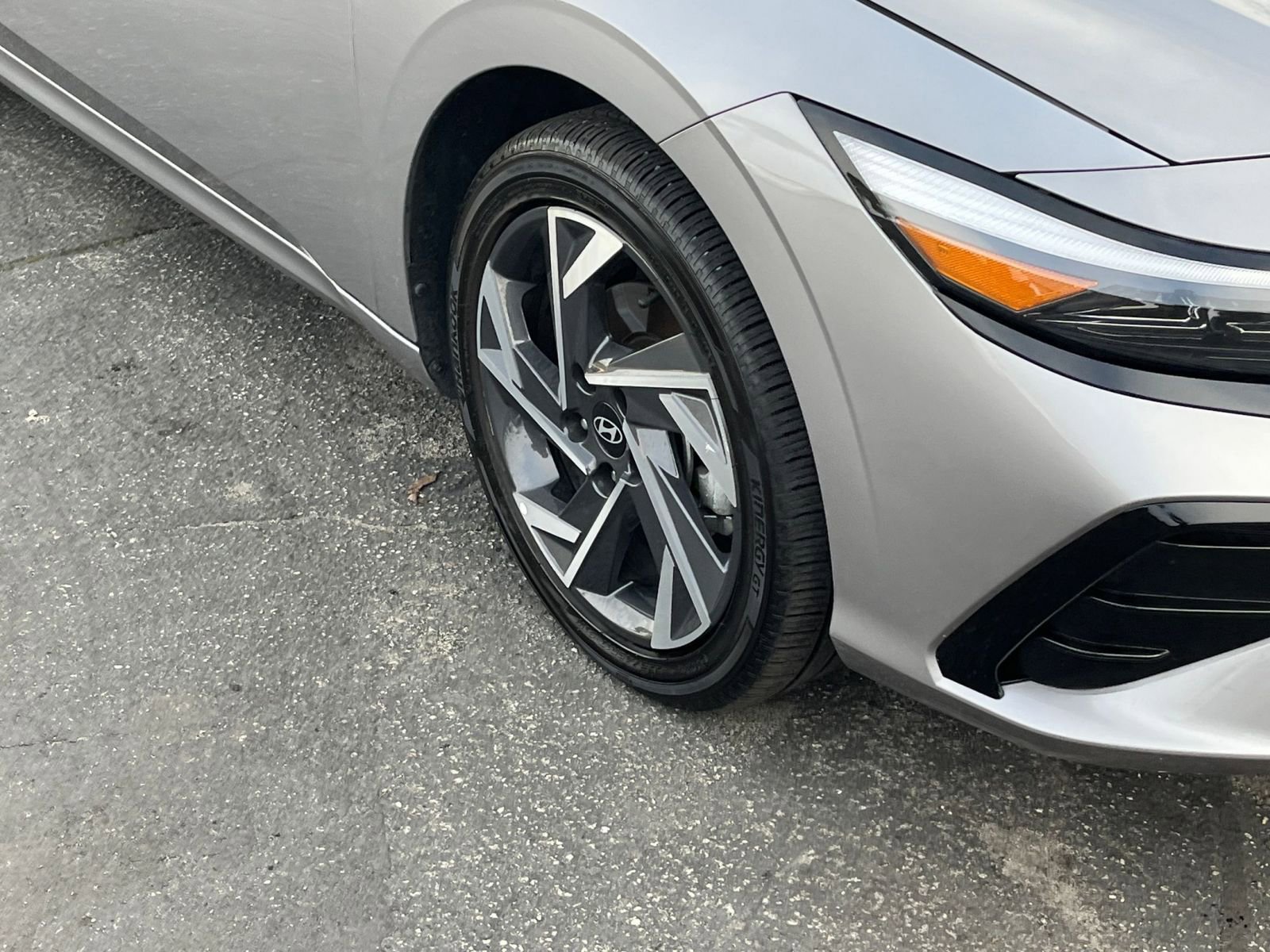 Used 2025 Hyundai Elantra Limited image 31