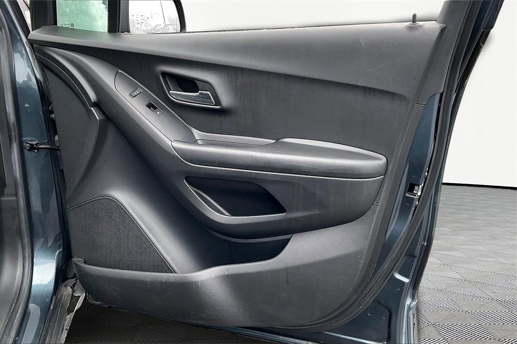 Used 2021 Chevrolet Trax LS w/ Tint and Cruise Package image 29