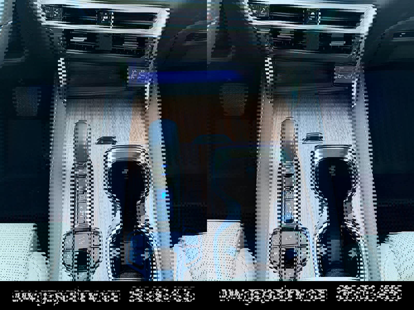 Used 2025 Lexus RX 450h Luxury w/ Convenience Package image 17