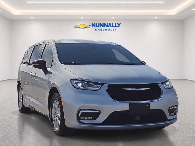Used 2024 Chrysler Pacifica Touring-L FWD image 7