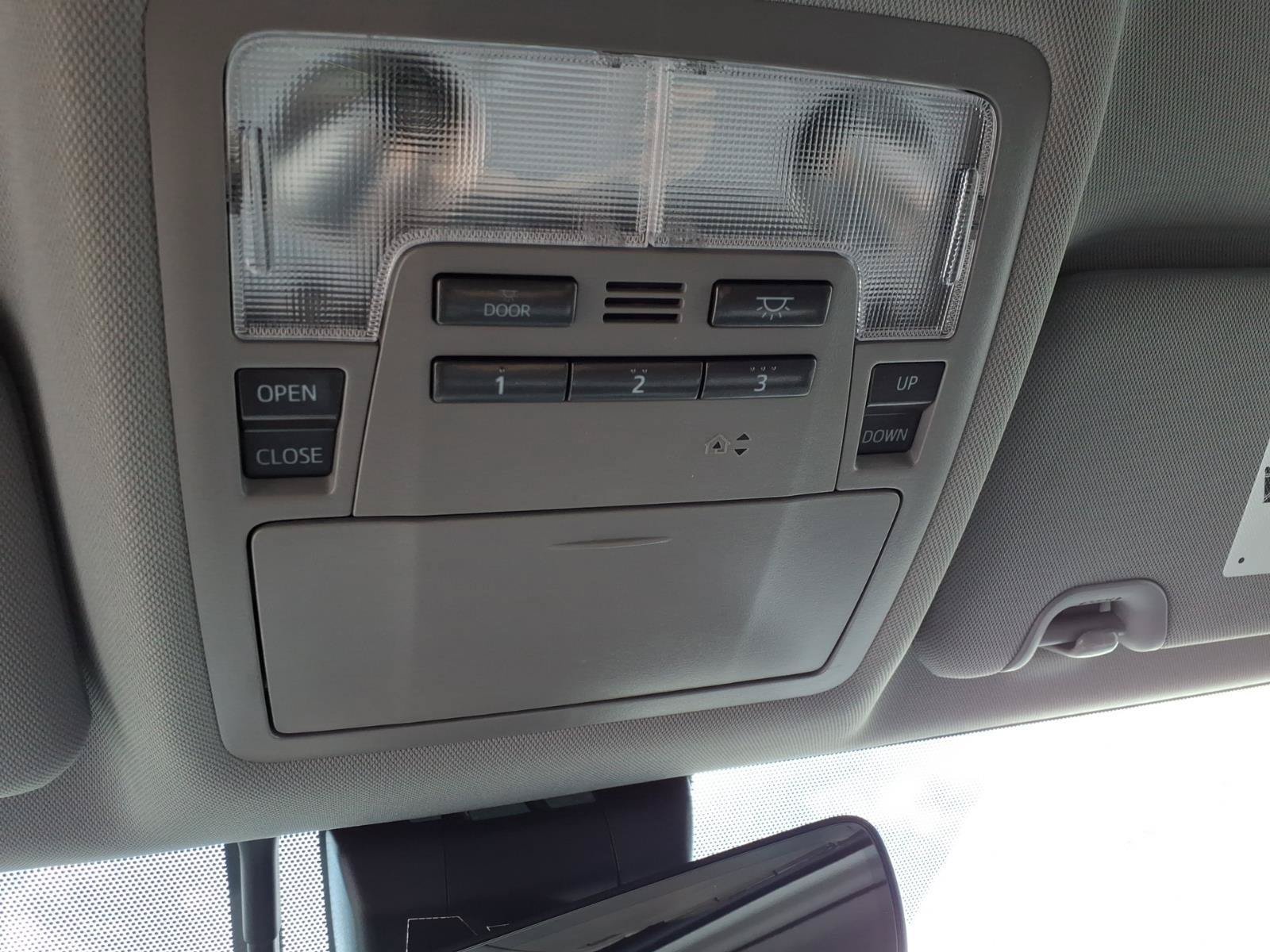 Used 2019 Toyota Highlander XLE AWD/4WD image 39