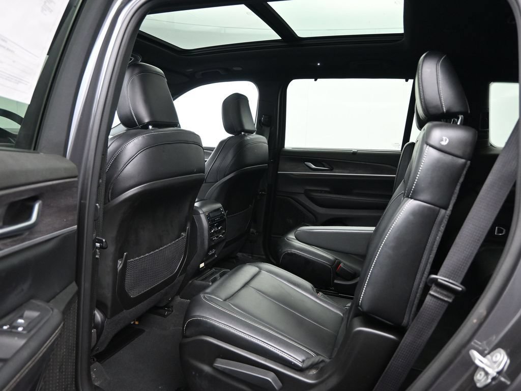 Used 2024 Jeep Grand Cherokee L Limited w/ Luxury Tech Group II AWD/4WD image 25