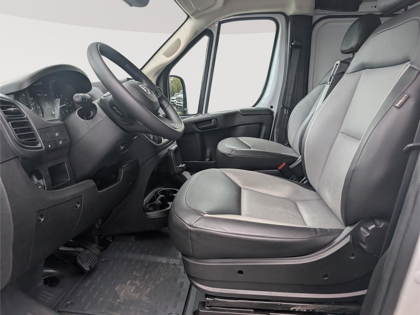 Used 2025 RAM ProMaster 2500 w/ Convenience Group FWD image 14