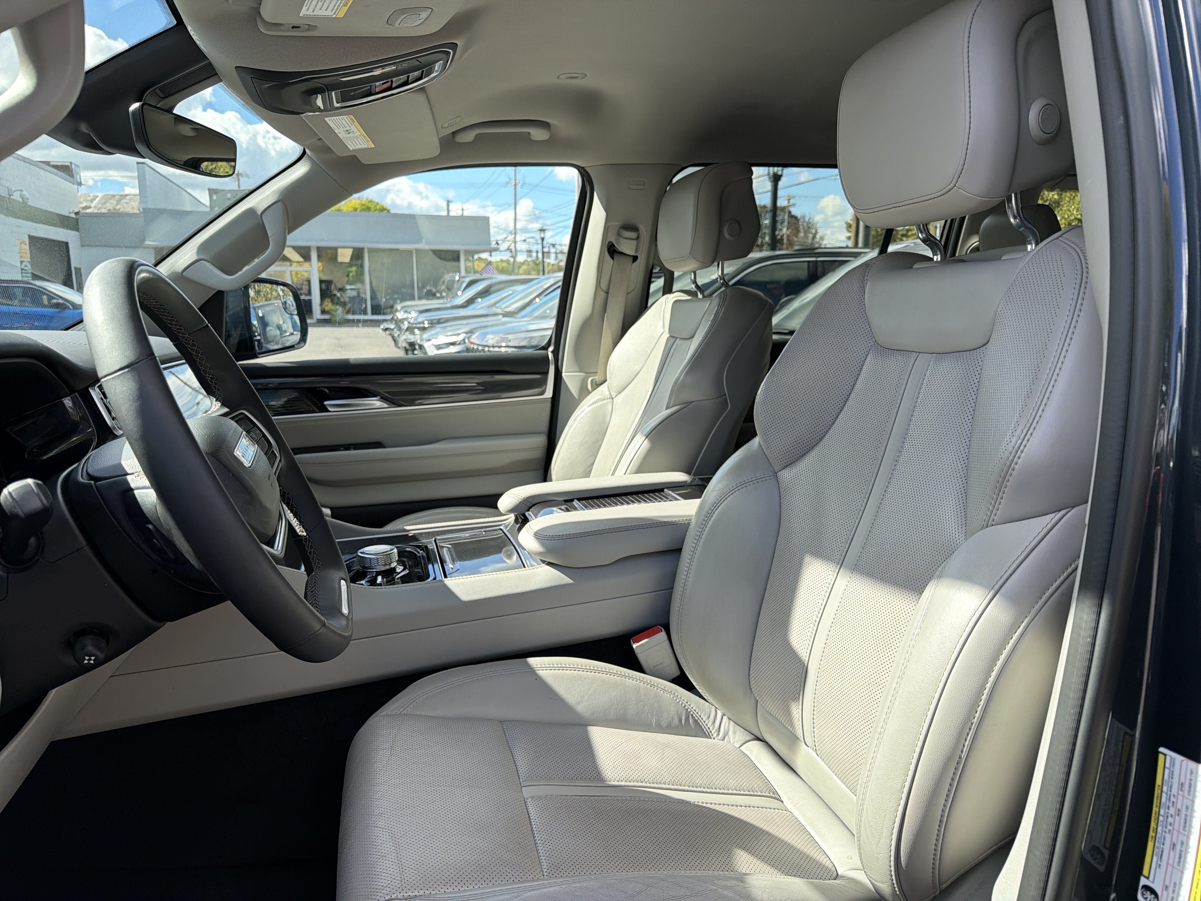 Used 2022 Jeep Wagoneer Series I AWD/4WD image 9
