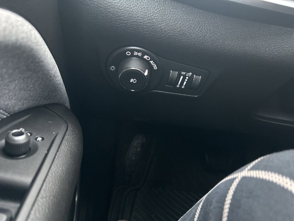 Used 2024 Jeep Compass Latitude image 32