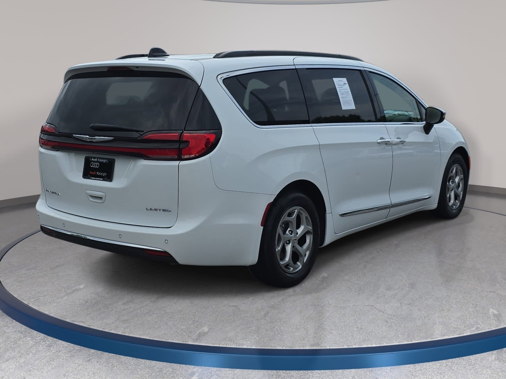 Used 2023 Chrysler Pacifica Limited FWD image 5