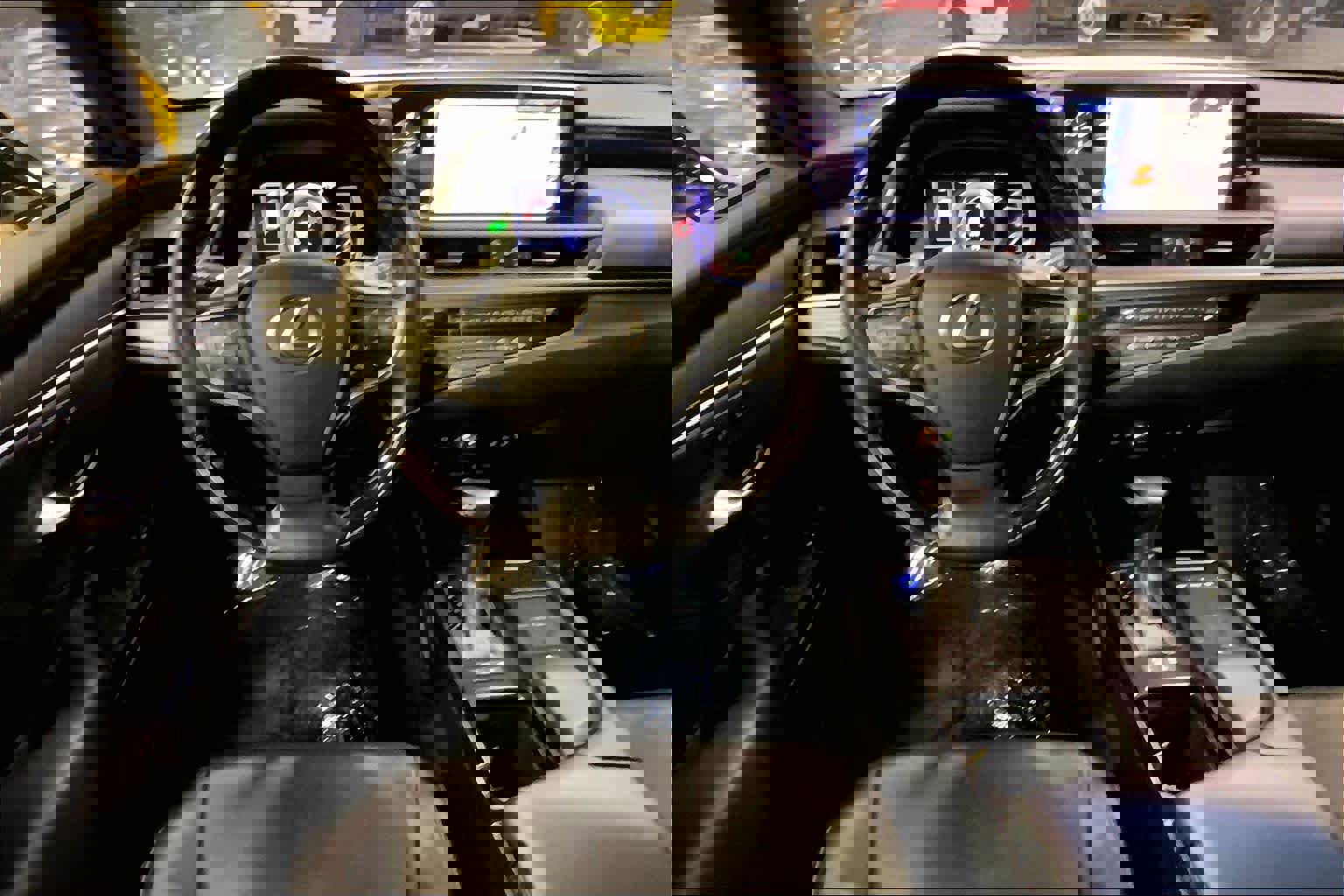 Used 2019 Lexus ES 300h w/ Premium Package image 6