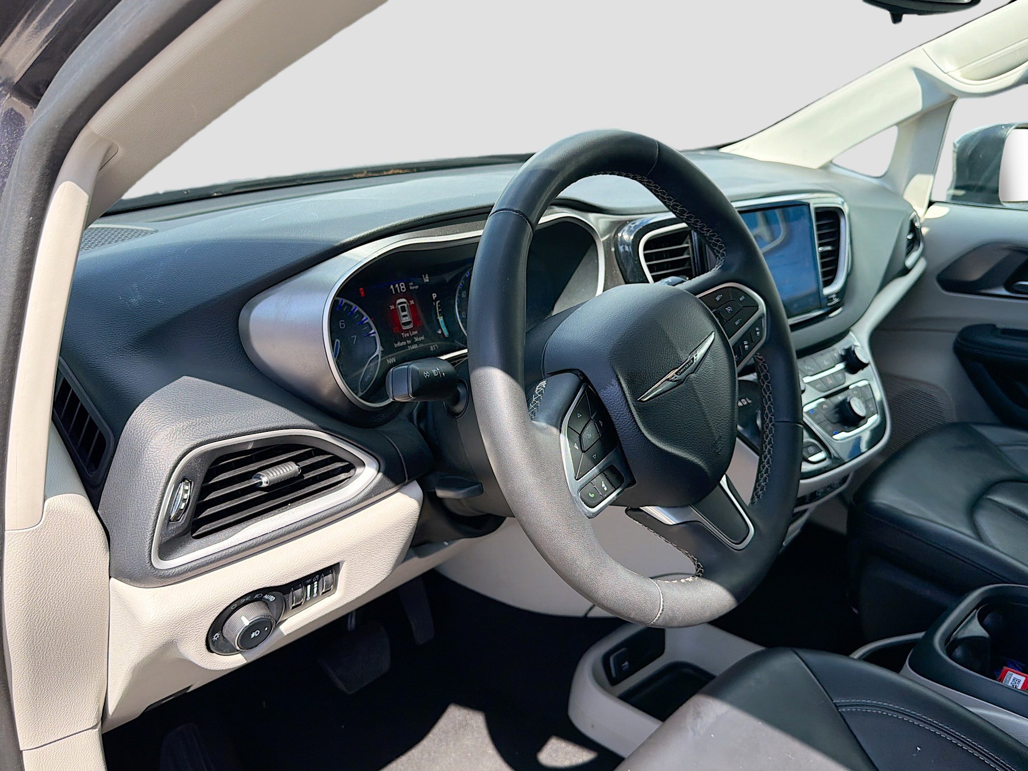 Used 2023 Chrysler Pacifica Touring-L image 27